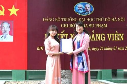 12 sinh viên Trường Đại học Thủ đô Hà Nội được kết nạp đảng