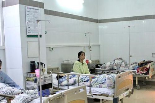 Không để người nhà bệnh nhân nằm hành lang, ghế đá ngoài trời khi giá rét