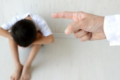 Tức giận quá mức vì con đạt điểm thấp môn thể dục, bố đơn thân làm một việc để dạy dỗ khiến anh hối hận suốt đời