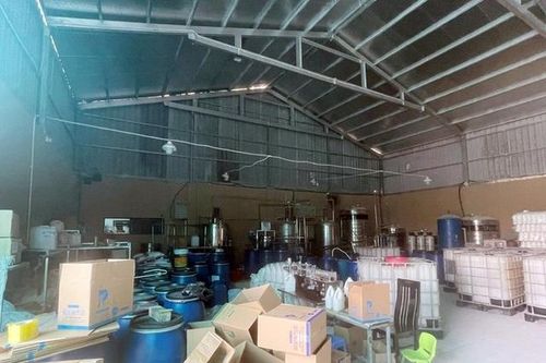 Sản xuất, buôn bán nước giặt giả không tem nhãn, 6 đối tượng bị khởi tố