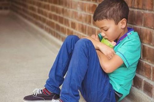Dùng tiền lì xì nhiều năm để thay điện thoại cũ cho mẹ, không ngờ thái độ của bà lúc nhận quà khiến con trai vừa buồn vừa tủi