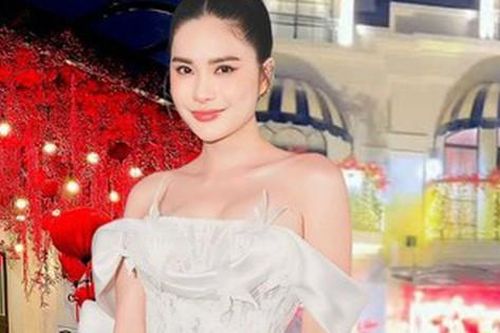 Đại gia quận 7 Đoàn Di Băng 'thay áo' cho biệt thự 22 tỷ, decor lộng lẫy đón Tết nổi bật nhất khu