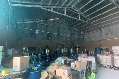 Khởi tố 6 đối tượng sản xuất nước giặt giả quy mô lớn