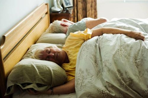 Người cao tuổi nên nằm nệm cứng hay mềm?