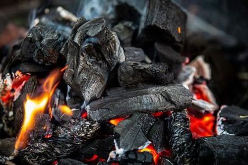 Đốt than củi sưởi ấm trong buồng tắm kín, một bệnh nhi phải thở máy