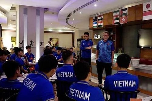 HLV Troussier tâm sự cùng các cầu thủ sau trận thua, thừa nhận không đạt được mục tiêu
