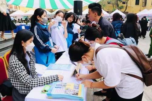Cận Tết: Việc làm thời vụ sôi động, nhiều dịch vụ tăng giá 'chóng mặt'