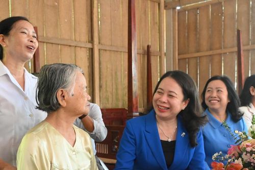 Phó Chủ tịch nước Võ Thị Ánh Xuân tặng quà Tết ở Bến Tre