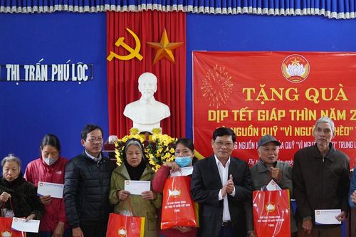 Thừa Thiên - Huế: Thăm, tặng quà cho người nghèo