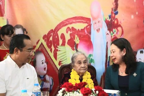 Phó Chủ tịch nước Võ Thị Ánh Xuân thăm và tặng quà Tết ở Long An