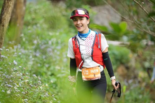 Chạy marathon giữa rừng hoa mận rực nở ở Mộc Châu