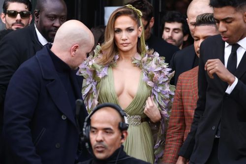 Jennifer Lopez hút ánh nhìn với đầm xẻ sâu