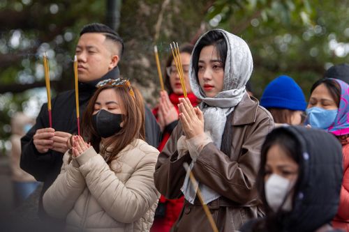 Gen Z đi phủ Tây Hồ dâng lễ cầu tài lộc dịp cuối năm