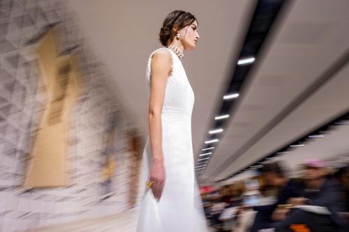 Ai đứng sau phối cảnh khổng lồ của show diễn Dior?