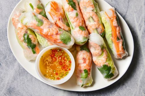 Khách nước ngoài 'biến tấu' tự làm gỏi cuốn mùa xuân