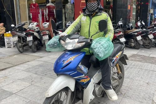 Tài xế công nghệ vật lộn mưu sinh dưới thời tiết lạnh giá