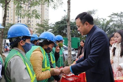 Hà Nội: Mang Tết đến sớm với các công nhân môi trường đô thị