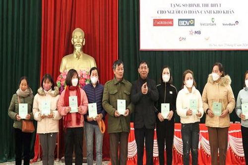 Tặng thẻ bảo hiểm y tế cho người dân hoàn cảnh khó khăn huyện Mỹ Đức