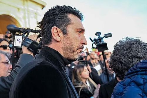 Buffon bật khóc trong đám tang chân sút vĩ đại nhất của tuyển Ý