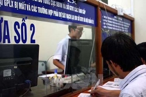 Không được dùng đồng thời 2 Giấy phép lái xe