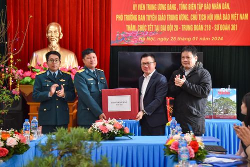 Tổng Biên tập Báo Nhân Dân thăm, chúc Tết cán bộ, chiến sĩ Đại đội 28, Trung đoàn 218, Sư đoàn 361