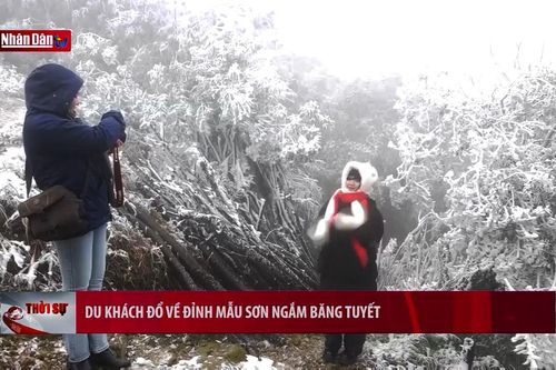Du khách đổ về đỉnh Mẫu Sơn ngắm băng tuyết
