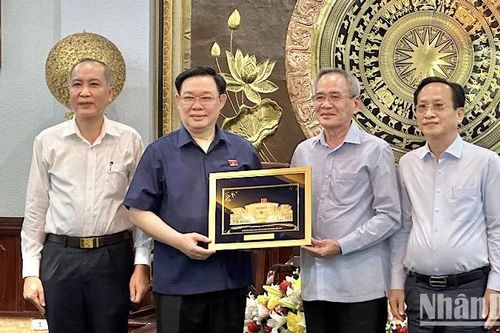 Chủ tịch Quốc hội Vương Đình Huệ gặp mặt Ban Thường vụ Tỉnh ủy Bạc Liêu