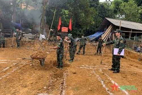 Bộ đội giúp dân ở Yên Lâm