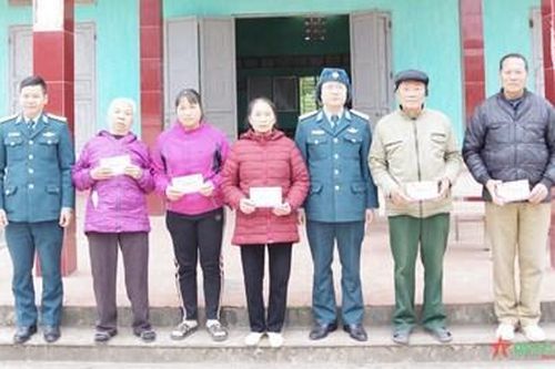Sư đoàn Phòng không 365 thăm, tặng quà nhân dịp Xuân Giáp Thìn