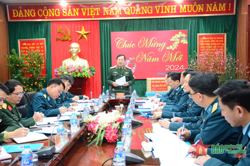 Thượng tướng Lê Huy Vịnh kiểm tra, chúc Tết một số đơn vị thuộc Quân chủng Phòng không-Không quân