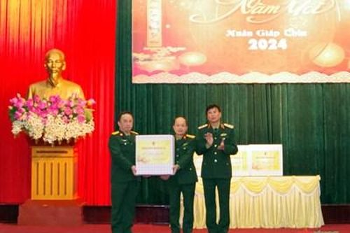 Trung tướng Đỗ Văn Thiện kiểm tra, chúc Tết Trường Cao đẳng Hậu cần 1