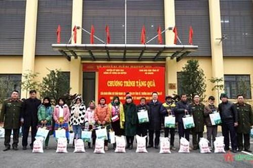 Trưởng Ban Dân vận Tỉnh ủy Hà Giang trao tặng quà hộ nghèo vùng cao biên giới huyện Mèo Vạc