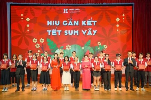 Một trường đại học phía Nam tặng 15.000 phần quà Tết cho sinh viên