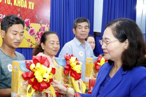 Chương trình 'Xuân yêu thương' trao tặng 500 phần quà tết đến người dân huyện Củ Chi