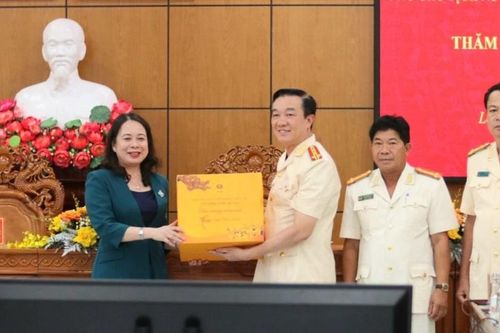 Phó Chủ tịch nước Võ Thị Ánh Xuân thăm lực lượng Công an tỉnh Long An