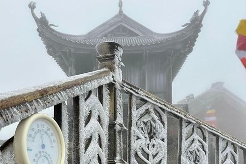 Rét kỷ lục, chùa Đồng Yên Tử xuất hiện băng giá