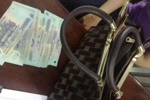 Hà Nội: Lấy tiền và nhẫn kim cương, tên trộm bỏ lại túi hàng hiệu