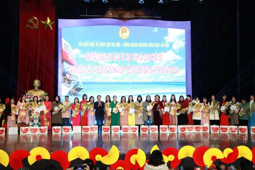 Ngành Giáo dục Hà Nội gặp mặt chúc Tết người thân chiến sĩ đảo xa