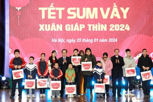 Hà Nội tổ chức Tết sum vầy tặng quà cán bộ, nhà giáo có hoàn cảnh khó khăn