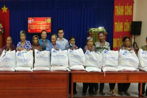 Trao tặng 400 phần quà Tết cho bà con Khmer