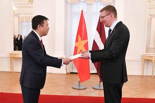Đại sứ Trần Văn Tuấn trình Thư ủy nhiệm lên Tổng thống Latvia