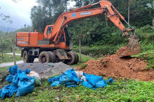 Tiêu hủy hơn nửa tấn xúc xích không rõ nguồn gốc