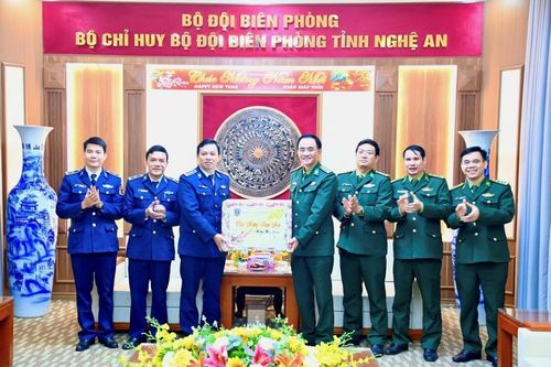 Bộ Tư lệnh Vùng Cảnh sát biển 1 chúc Tết cán bộ, chiến sĩ BĐBP Nghệ An