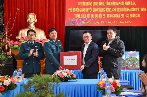 Đồng chí Lê Quốc Minh thăm, chúc Tết cán bộ, chiến sĩ thuộc Quân chủng Phòng không - Không quân