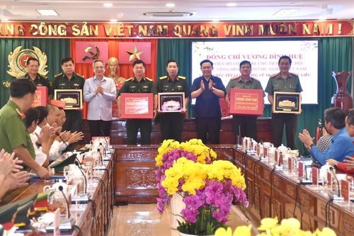 Chủ tịch Quốc hội Vương Đình Huệ chúc Tết lực lượng vũ trang tỉnh Bạc Liêu
