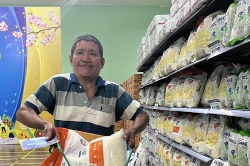 Lần đầu tiên vào siêu thị, được sắm Tết thoải mái...