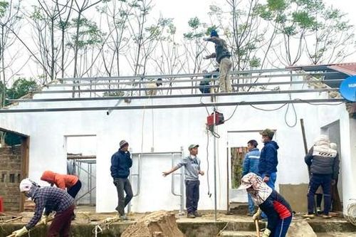 Tỉnh đoàn Ninh Bình sửa nhà cho dân đón Tết ở bản Mường