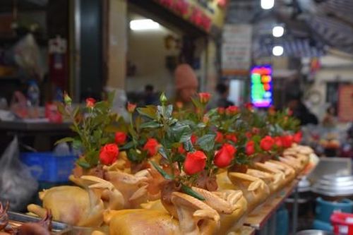 Gà ngậm hoa hồng tại 'chợ nhà giàu' cháy hàng ngày Rằm tháng Chạp