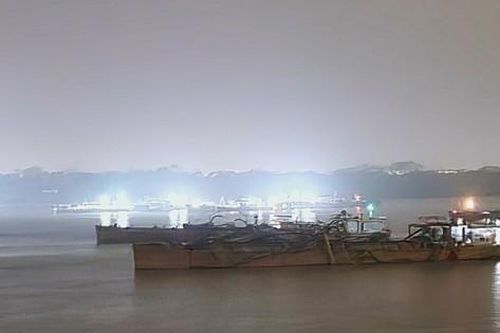Cận cảnh hàng trăm tàu hút cát xuyên đêm, trái phép trên sông Hồng