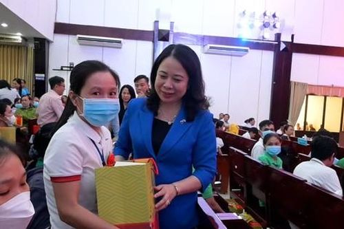 Phó Chủ tịch nước Võ Thị Ánh Xuân tặng quà cho người nghèo tại Bến Tre